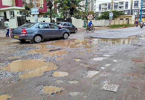 Fixing Potholes with a SmartPhone : बेंगलुरु की सड़कों पर Technology का कमाल 2025